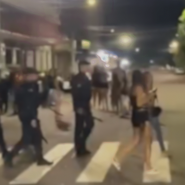 Jovem leva chute nas costas de PM durante confus&atilde;o no Carnaval