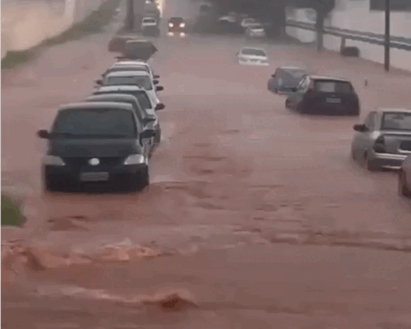 Em poucos minutos, chuva alaga vias em diversas regi&otilde;es de Campo Grande