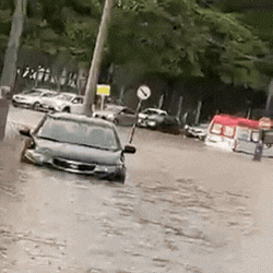 Ambul&acirc;ncia fica ilhada em alagamento que vai da Costa e Silva ao Lago do Amor