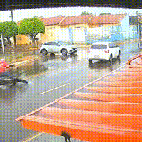 Com chuva, motociclista derrapa e &eacute; atropelado na Euler de Azevedo