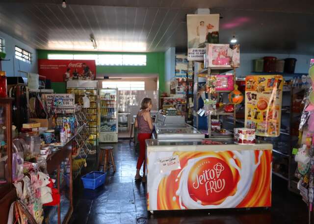 Amizade e apoio de vizinhos garantem perman&ecirc;ncia de com&eacute;rcios antigos na Carlota