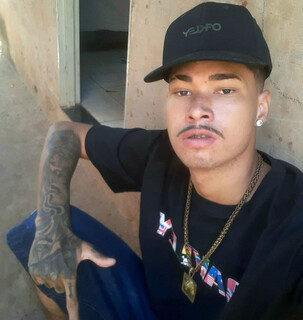 Motociclista finge queda e executa rapaz com mais de 30 tiros