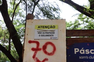 Sem solu&ccedil;&atilde;o definitiva, fam&iacute;lias seguem sob risco de &aacute;rvores em barracos