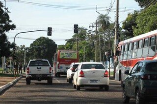 Buraco tumultua tr&acirc;nsito na Bahia e sem&aacute;foros amanhecem desligados em avenida