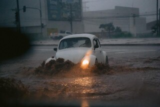 Enxurrada escorre do Noroeste, forma rio e trava Av. Ministro Jo&atilde;o Arinos