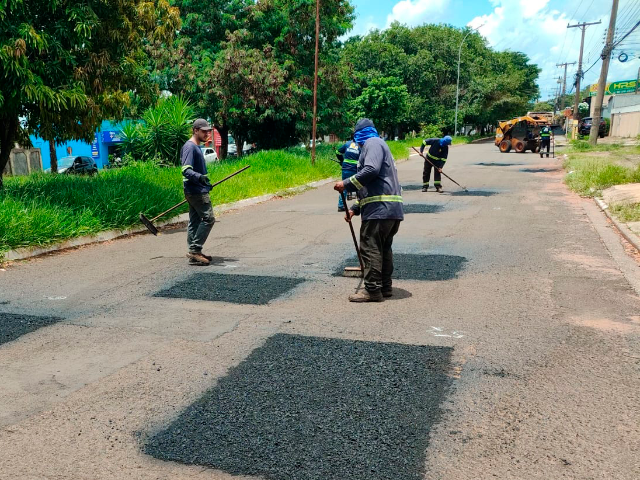 Chuvas desafiam, mas for&ccedil;a-tarefa j&aacute; fecha 60 mil buracos nas ruas da Capital