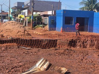 Moradores limpam barro acumulado depois da chuva forte