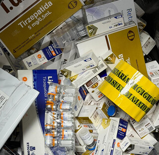 Bonecas com remédio emagrecedor é flagrante de esquema paralelo milionário Bonecas com remédio emagrecedor é flagrante de esquema paralelo milionário