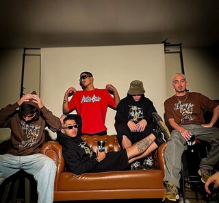 Amigos transformam paixão por moda alternativa em marca de streetwear Amigos transformam paixão por moda alternativa em marca de streetwear