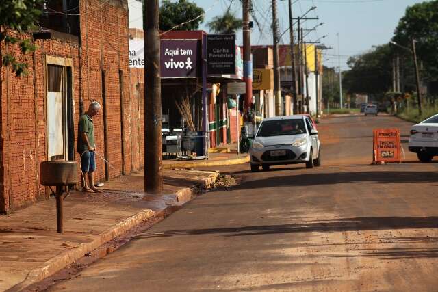 Moradores limpam barro acumulado depois da chuva forte