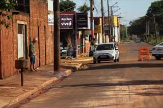 Moradores limpam barro acumulado depois da chuva forte