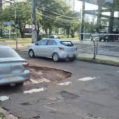 Buraco tumultua tr&acirc;nsito na Bahia e sem&aacute;foros amanhecem desligados em avenida