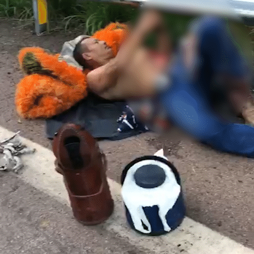 Acidente na Serra da Alegria arremessa pe&otilde;es para fora de picape