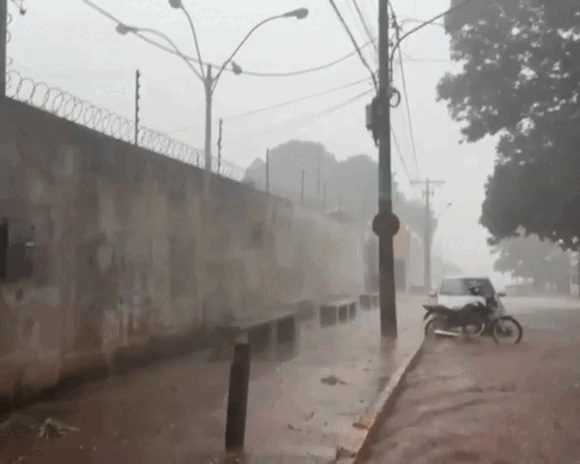 Ap&oacute;s dias de estragos, chuva volta a Campo Grande e coloca cidade em alerta