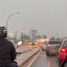 Enxurrada escorre do Noroeste, forma rio e trava Av. Ministro Jo&atilde;o Arinos