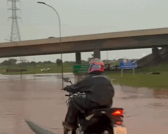 Carros e at&eacute; motos se arriscam atravessando trecho de alagamento recorrente