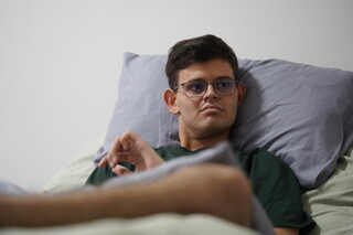 Um m&ecirc;s ap&oacute;s receber polilaminina, jovem tetrapl&eacute;gico corta bolo e escreve