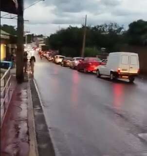 Alagamento do Rio Anhandu&iacute; trava tr&acirc;nsito no P&ecirc;nfigo