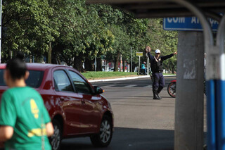 Buraco tumultua tr&acirc;nsito na Bahia e sem&aacute;foros amanhecem desligados em avenida