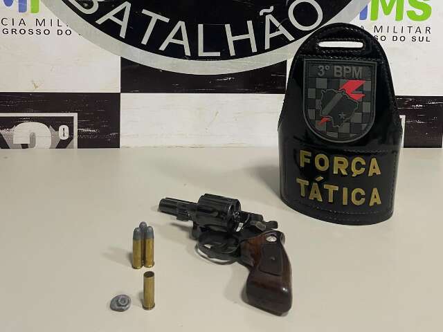 Idoso em surto atira contra crian&ccedil;as em conjunto de quitinetes