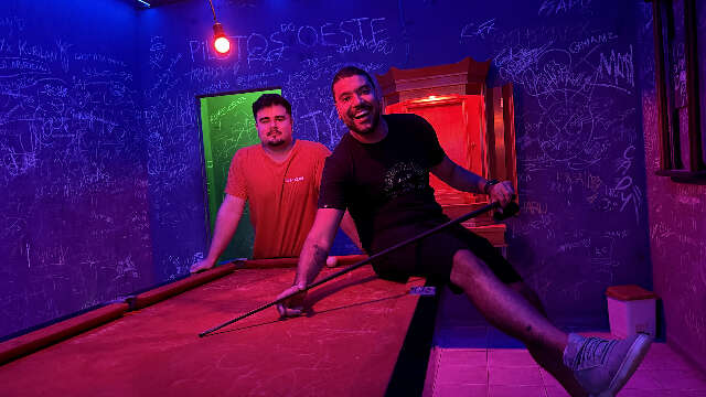 Letreiro ousado d&aacute; o que falar e bar vira assunto antes mesmo de abrir