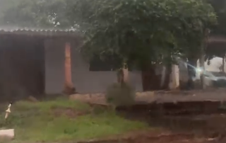 Chuva atinge bairros da Capital e previsão indica pancadas em todo MS Chuva atinge bairros da Capital e previsão indica pancadas em todo MS