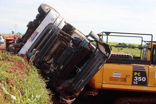 Carreta com 40 bois tomba em trecho de obra na BR-163 e mata 10 animais