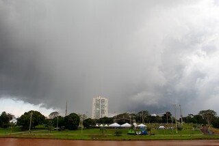 Chuva atinge bairros da Capital e previsão indica pancadas em todo MS Chuva atinge bairros da Capital e previsão indica pancadas em todo MS