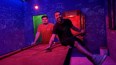 Letreiro ousado d&aacute; o que falar e bar vira assunto antes mesmo de abrir