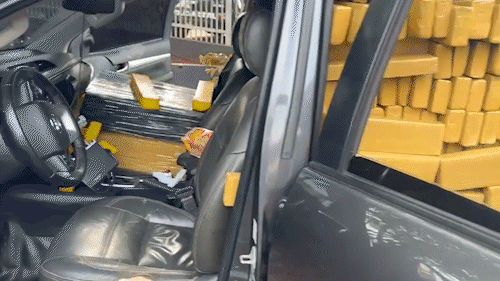 Motorista abandona Hilux roubada com 2,3 toneladas de maconha ap&oacute;s persegui&ccedil;&atilde;o