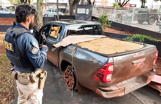 Motorista abandona Hilux roubada com 2,3 toneladas de maconha ap&oacute;s persegui&ccedil;&atilde;o