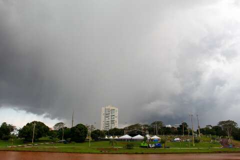 Chuva atinge bairros da Capital e previs&atilde;o indica pancadas em todo o Estado