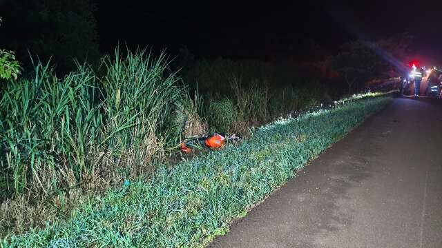 Motociclista morre ap&oacute;s invadir pista contr&aacute;ria e bater em caminh&atilde;o