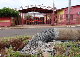 Motorista perde controle da dire&ccedil;&atilde;o e derruba poste em avenida