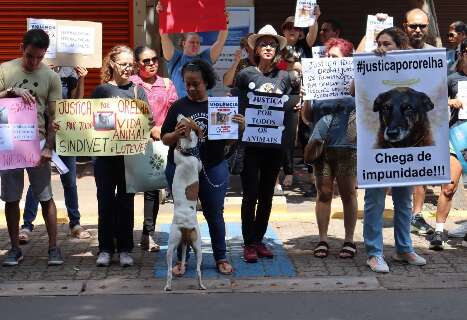 Em ato, manifestantes pedem fim da impunidade por maus-tratos aos animais