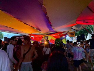 Bloco de eletr&ocirc;nica colocou a galera para fritar no meio da rua