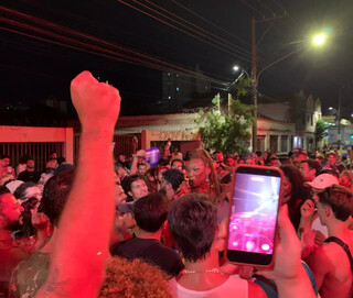 S&oacute; tem gay no Carnaval? Na estreia de trio, Majur rebate pol&ecirc;mica