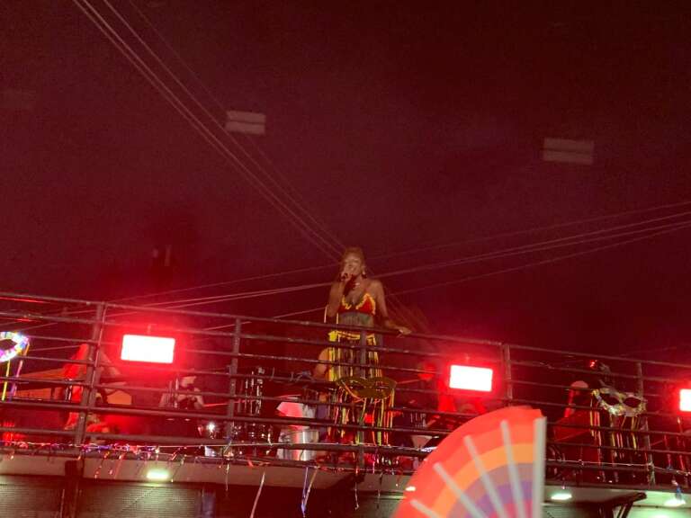 Só tem gay no Carnaval? Na estreia de trio, Majur rebate polêmica