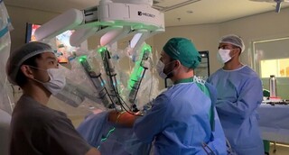 Hospital de Campo Grande faz 1&ordf; cirurgia tor&aacute;cica com uso de rob&ocirc; no Estado