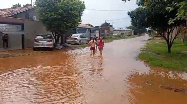 Entorno de obra de gin&aacute;sio alaga ap&oacute;s minutos de chuva no Santa Em&iacute;lia