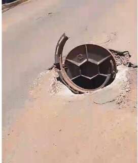 Moradora reclama que convive com buracos no Portal Caiob&aacute; h&aacute; meses