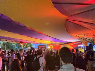 Bloco de eletr&ocirc;nica colocou a galera para fritar no meio da rua