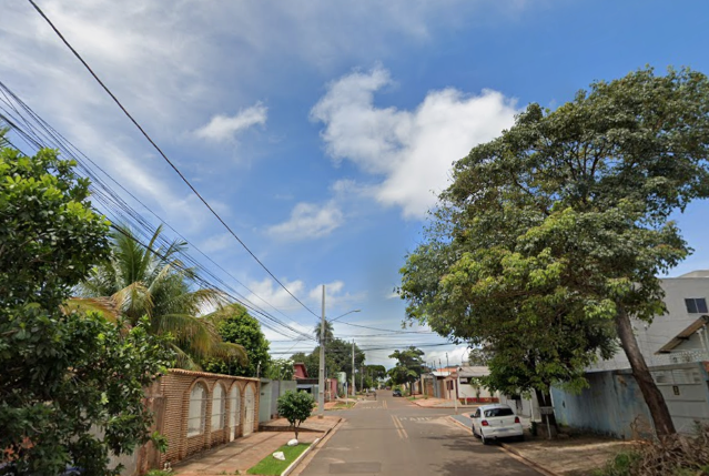 Rapaz &eacute; socorrido em estado grave ap&oacute;s ser esfaqueado por encapuzados