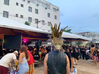 Bloco de eletr&ocirc;nica colocou a galera para fritar no meio da rua