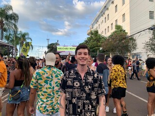 S&oacute; tem gay no Carnaval? Na estreia de trio, Majur rebate pol&ecirc;mica