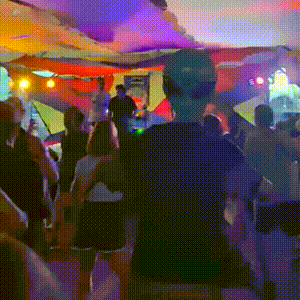 Bloco de eletr&ocirc;nica colocou a galera para fritar no meio da rua