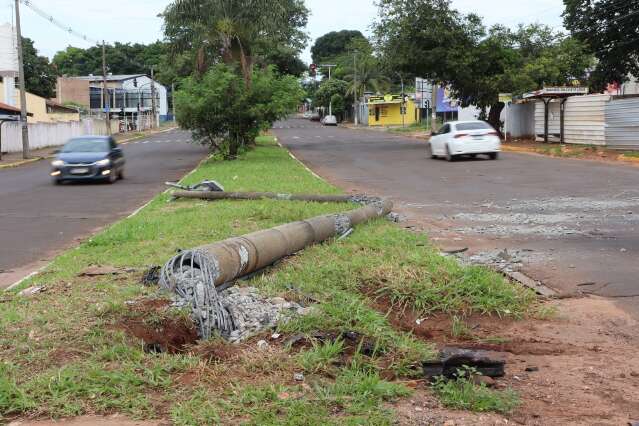 Motorista perde controle da dire&ccedil;&atilde;o e derruba poste em avenida