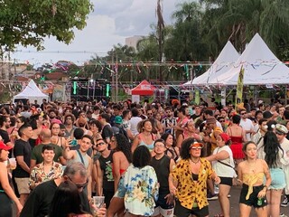 S&oacute; tem gay no Carnaval? Na estreia de trio, Majur rebate pol&ecirc;mica