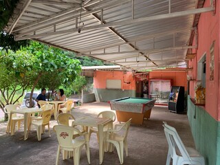 Para manter o boteco da fam&iacute;lia aberto, Joelson vende at&eacute; botina 