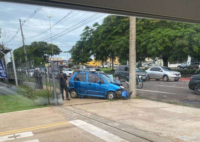 Motorista &eacute; socorrido ap&oacute;s bater carro contra poste na Avenida Afonso Pena